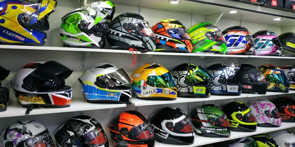 Pared de cascos en exhibición en Capacete Store Racing